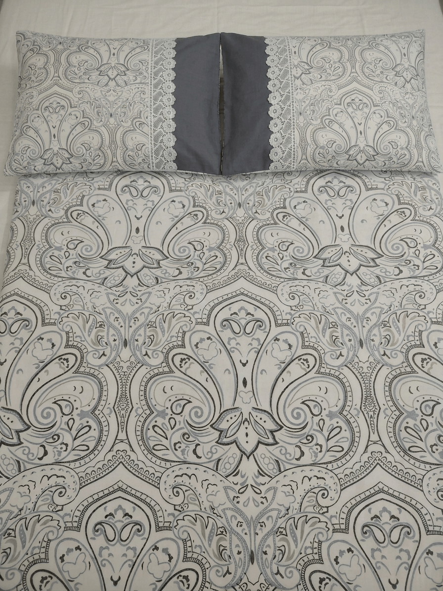Zeren Threads Grey Paisley Cotton King Size Bedsheet Set with 2 Lace Border Pillow Covers