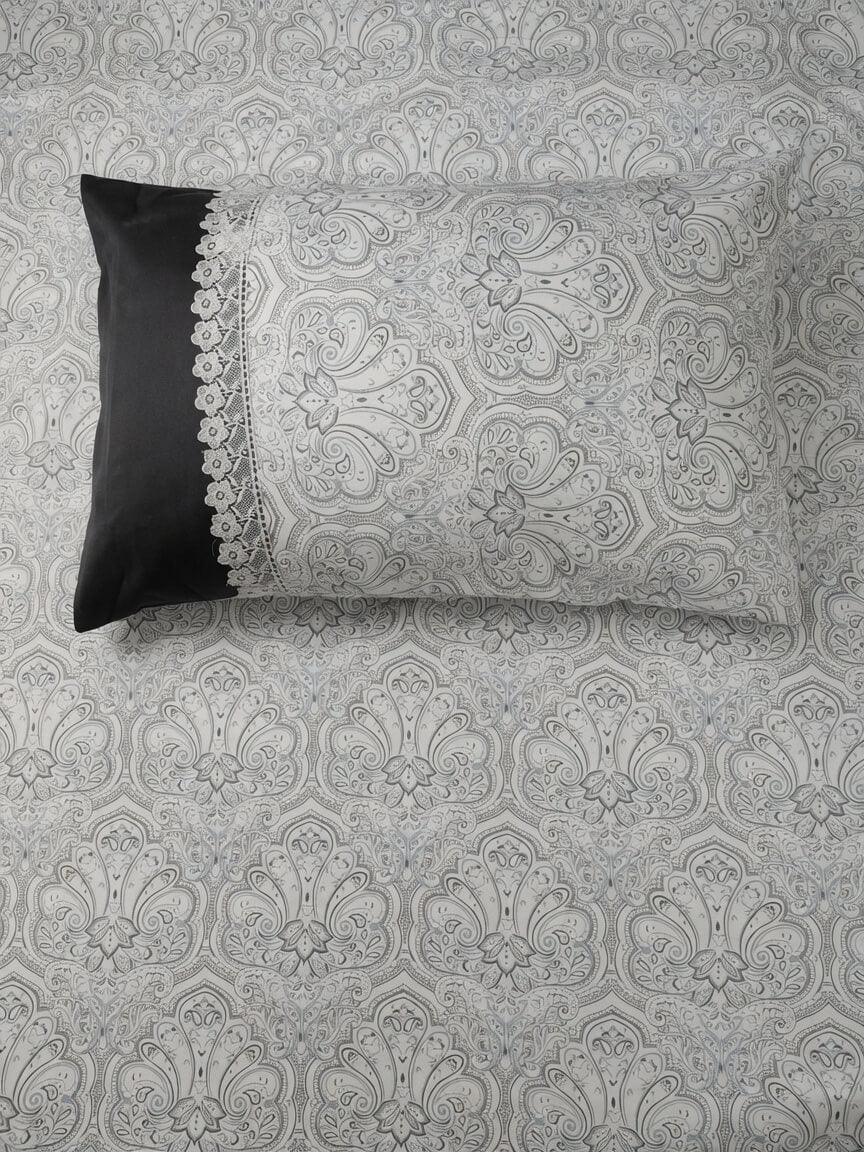 Zeren Threads Grey Paisley Cotton King Size Bedsheet Set with 2 Lace Border Pillow Covers