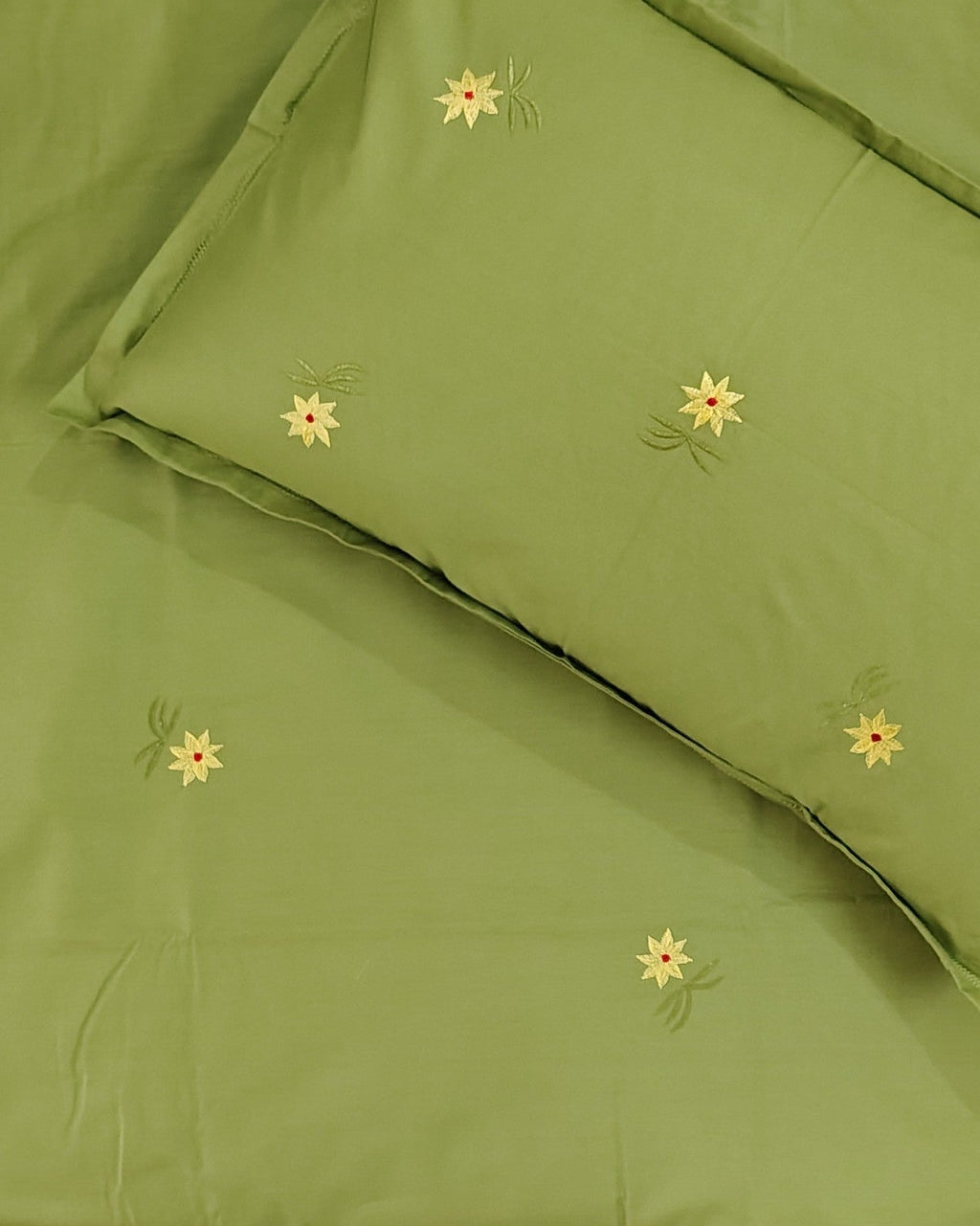 Sunlit Daisy Percale Cotton Bed sheet with 2 Pillow Covers