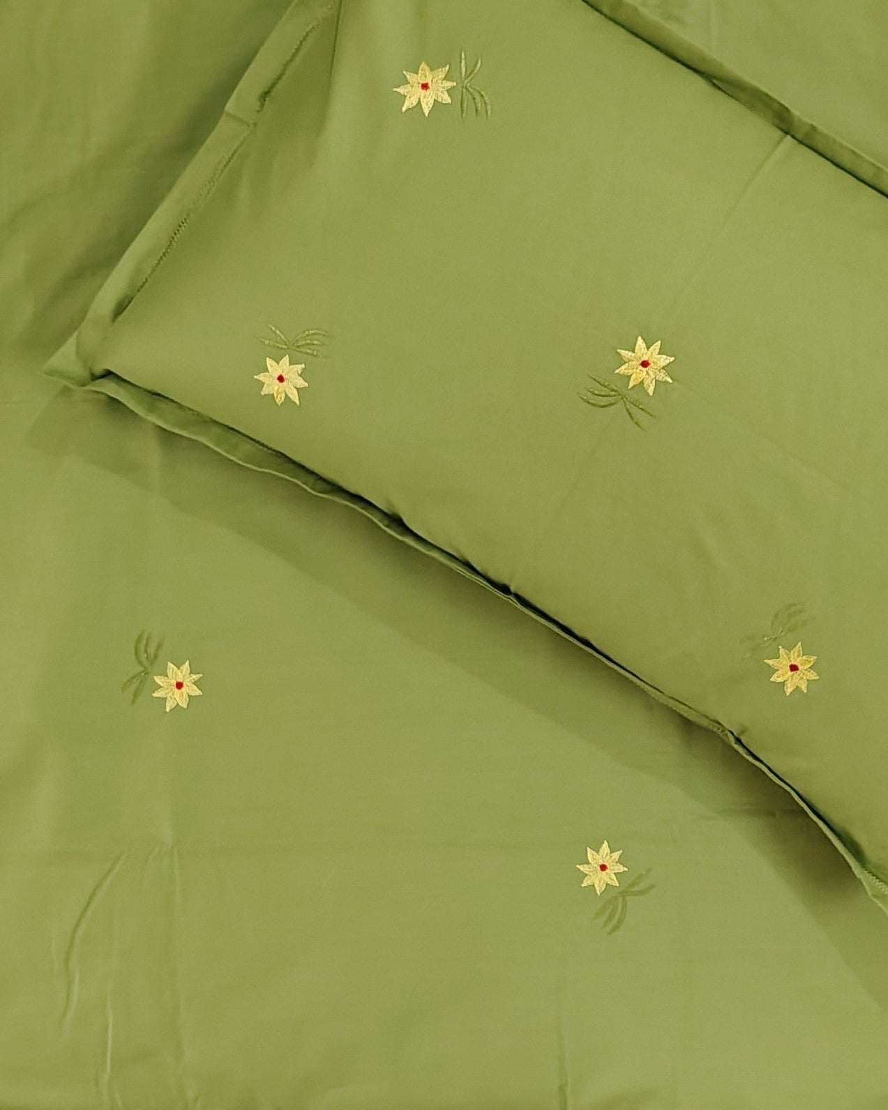Sunlit Daisy Percale Cotton Bed sheet with 2 Pillow Covers